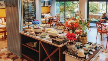 Free daily buffet breakfast