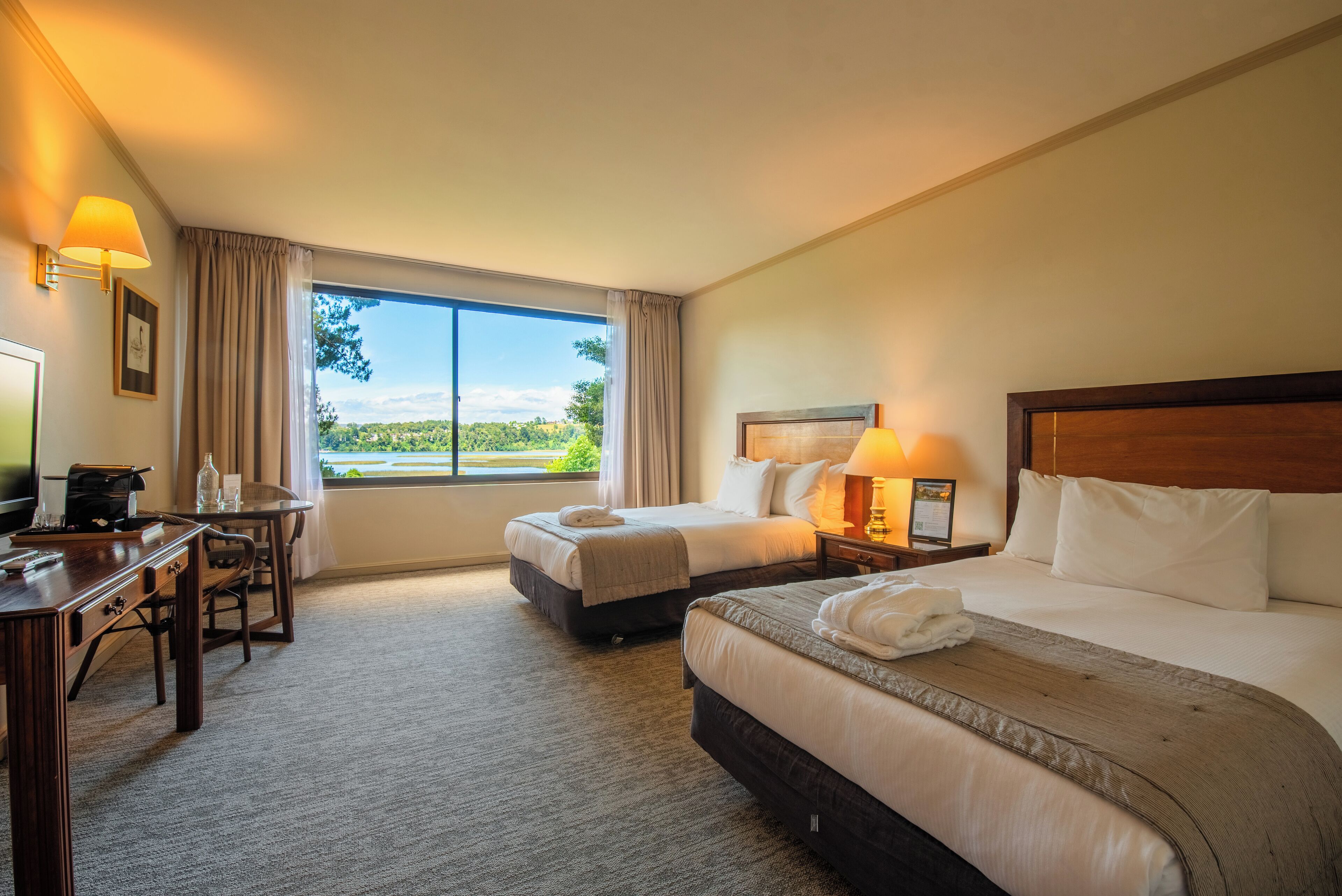 Superior Twin | Safe på rommet, skrivebord og skrivebord for bærbar PC