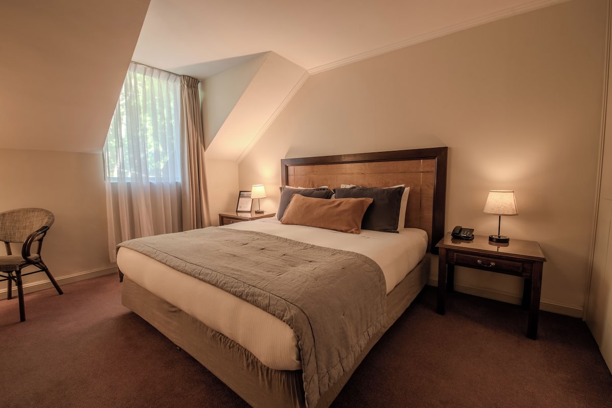 Standard Room | In-room safe, desk, laptop workspace, blackout drapes