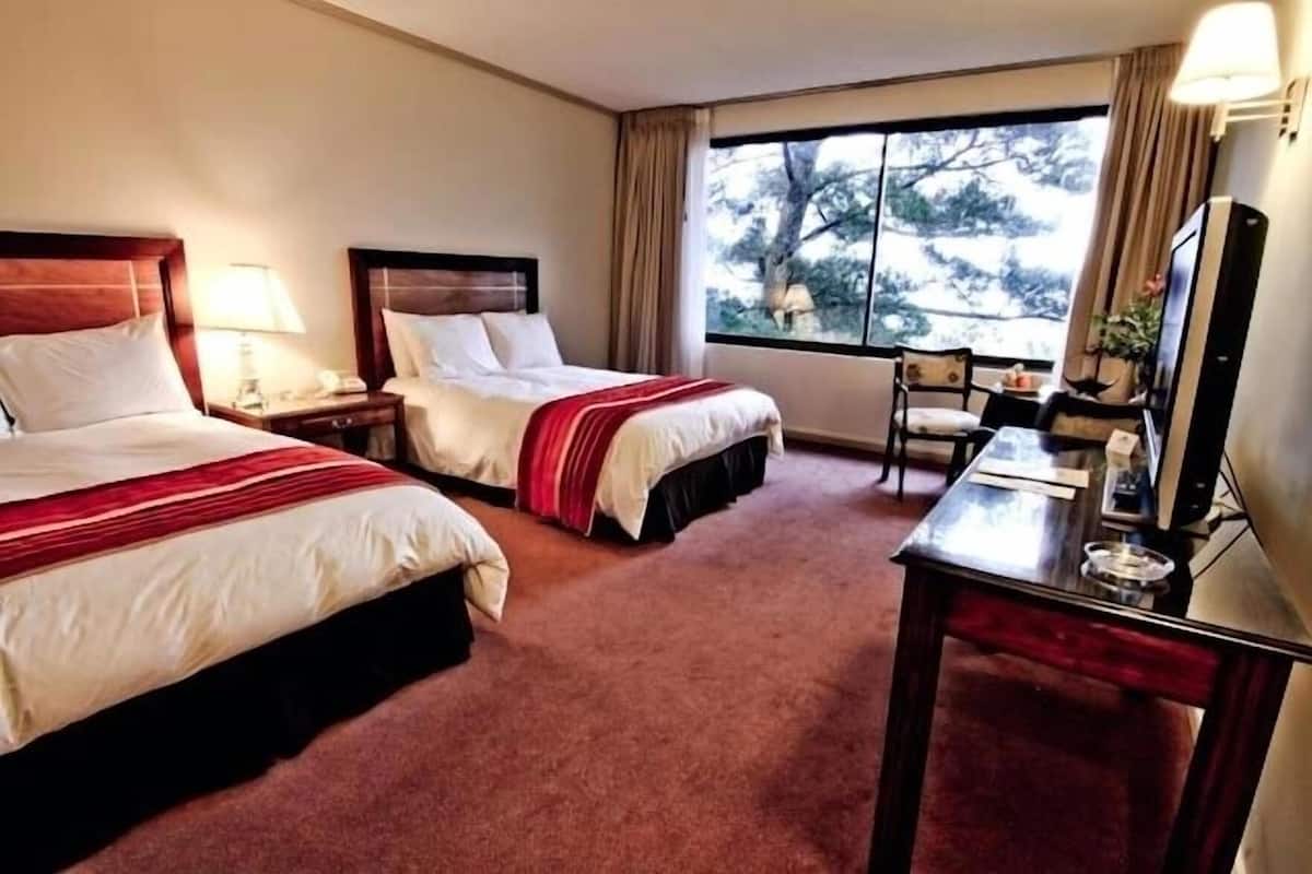 Caja de seguridad en la habitación y escritorio