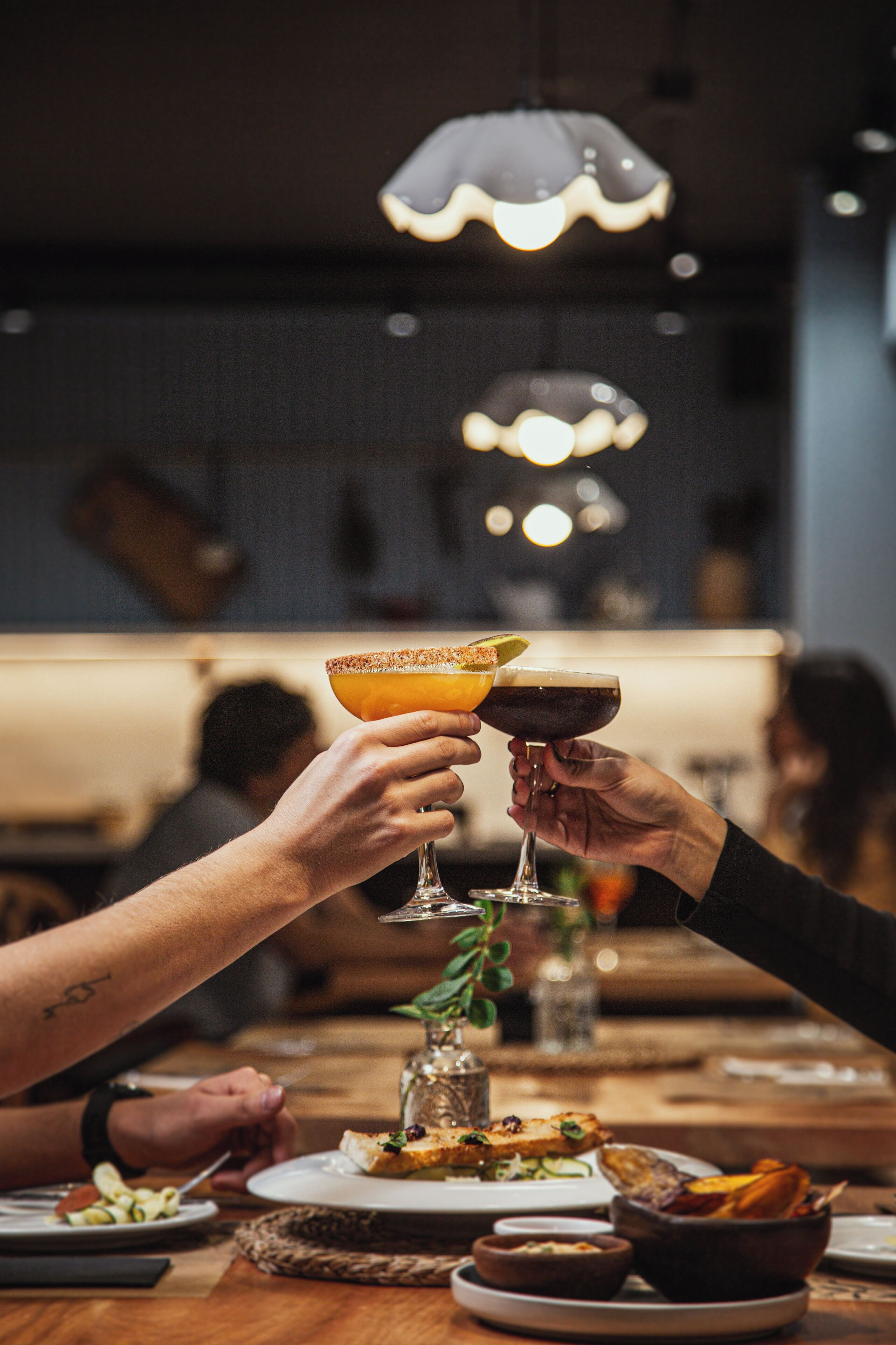 Een eettafel met een maaltijd, een drankje en een decoratief glas.