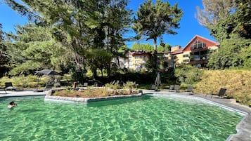 Sesongbasert utendørsbasseng, bassengparasoller og solsenger