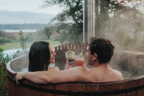 Outdoor spa tub - Hotel Puerta del Sur (Valdivia)