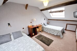 Cots/infant beds, rollaway beds