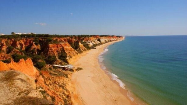 A coastal landscape with a sandy beach and cliffs. - Aldeia da Falésia (Albufeira)