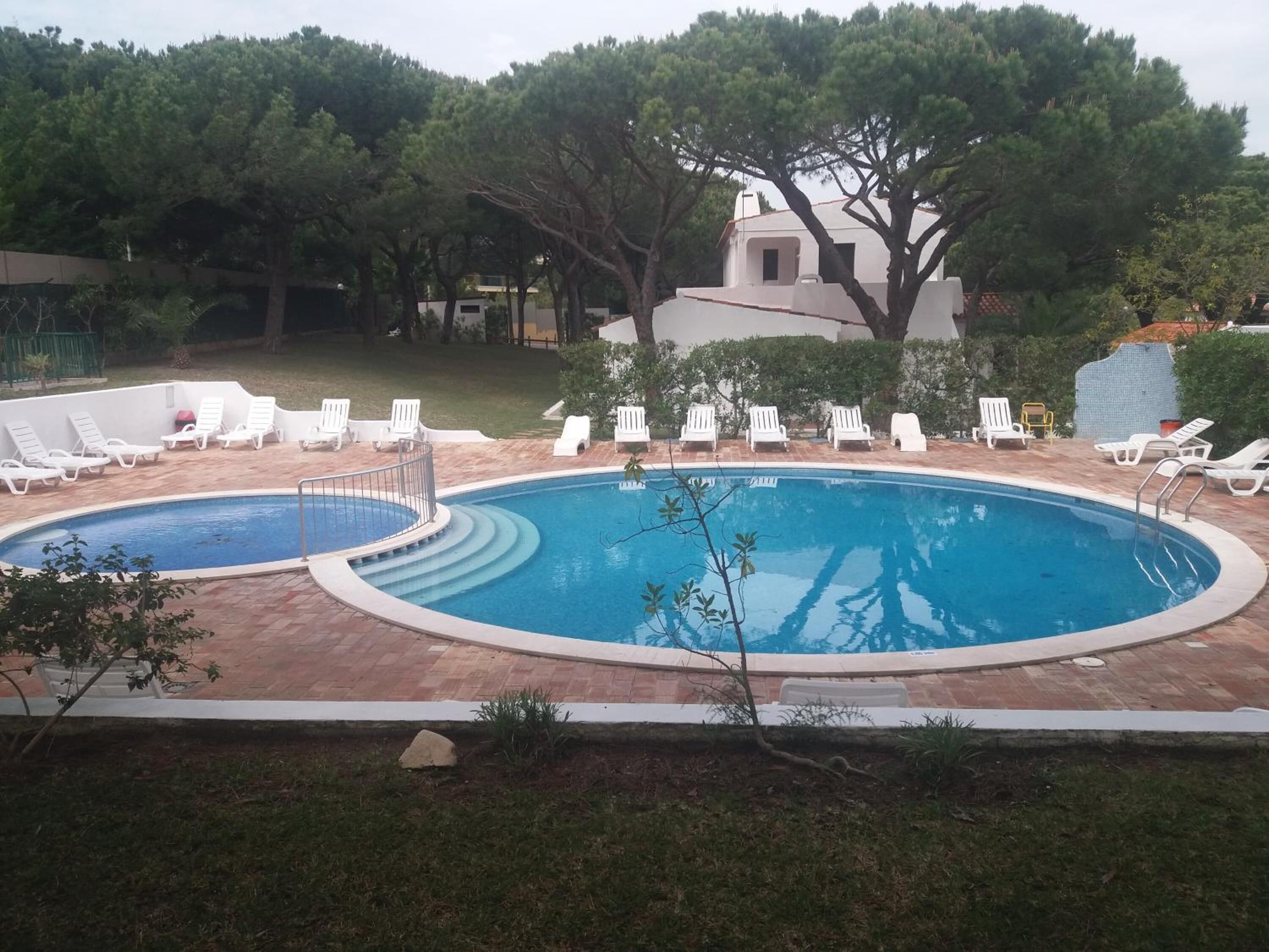 2 piscines extérieures, parasols de plage, chaises longues