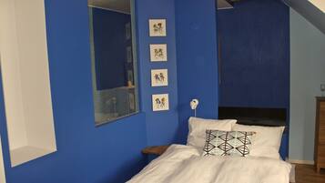 Tweepersoonskamer | Een bureau, geluiddichte muren, extra bedden, gratis wifi