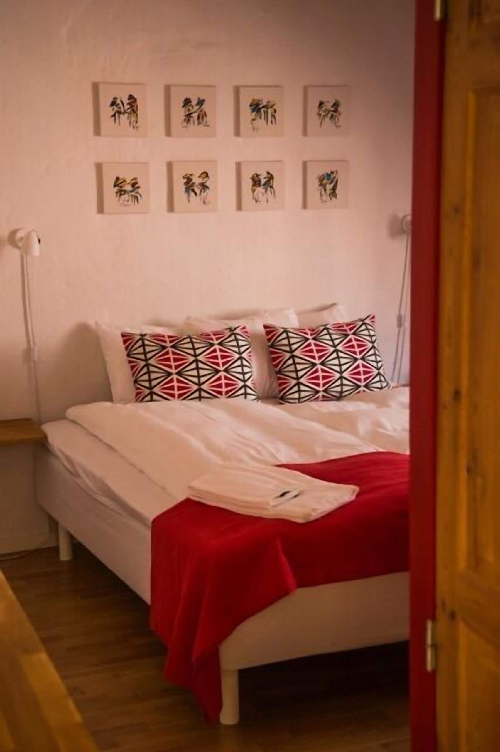 Een bureau, geluiddichte muren, extra bedden, gratis wifi