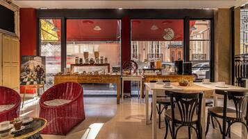 Desayuno buffet diario (ARS 12100 por persona)