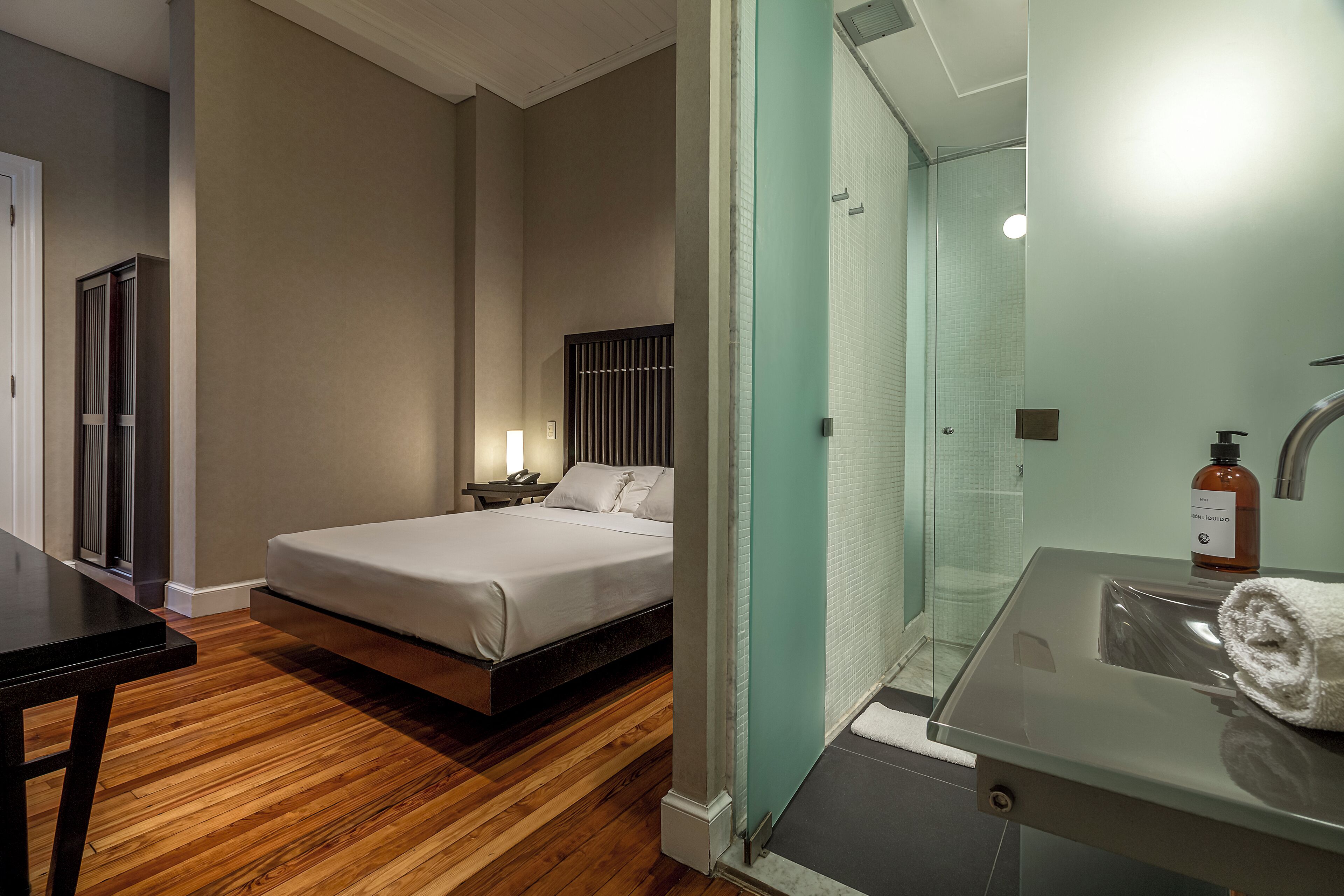 standard double room | premium bedding, down duvets, pillow-top beds, in-room safe