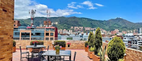 Deluxe Room, 1 Queen Bed | In-room safe, individually decorated, individually furnished, desk