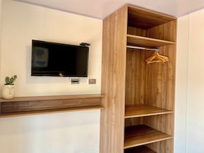 Deluxe Room, 1 Queen Bed | Living area