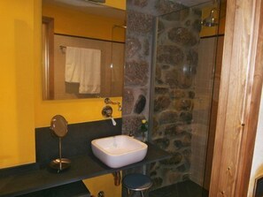 Bathroom sink - Cal Xico (Ribera d'Urgellet)