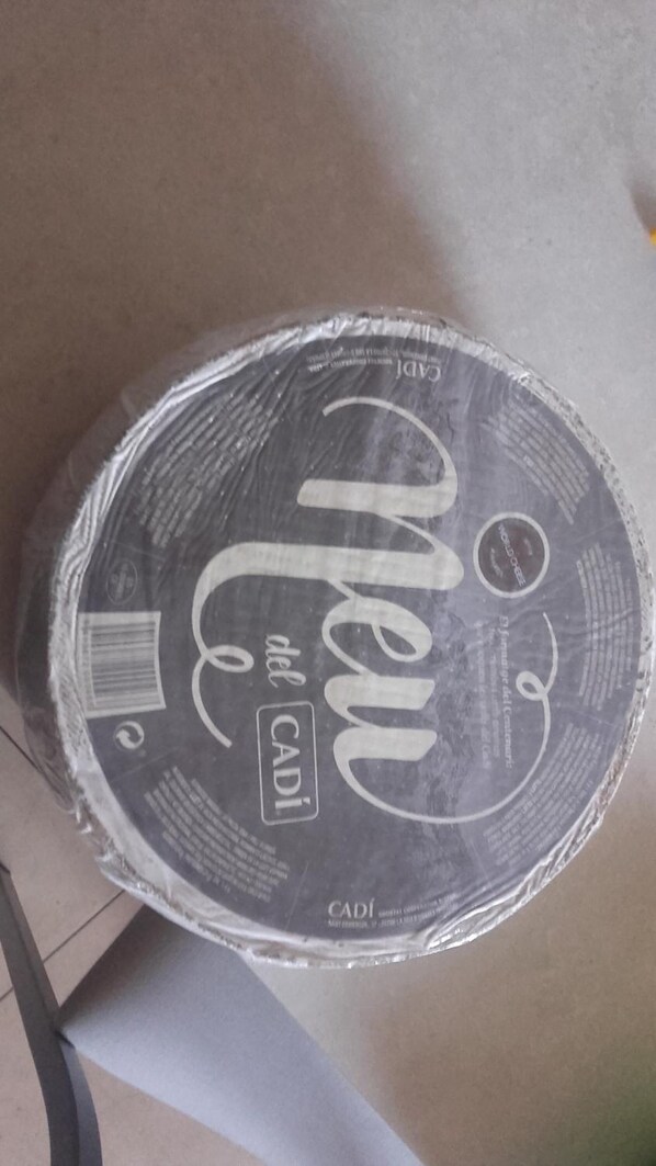 A circular object with text and logos, including "CADI" and "Men del CADI". - Cal Xico (Ribera d'Urgellet)