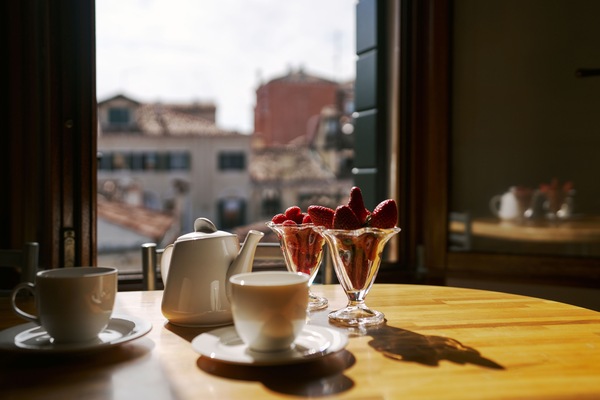Cafetera expreso, frigobar, tetera/pava eléctrica