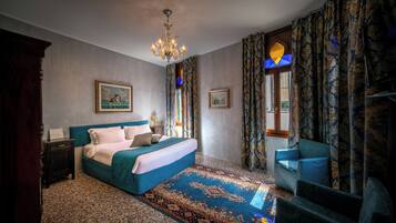 أغطية فراش متميزة وألحفة محشوة بالريش وميني بار وبديكورات فريدة لكل غرفة