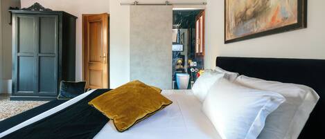 Un dormitorio con cama, armario y un cuadro en la pared.