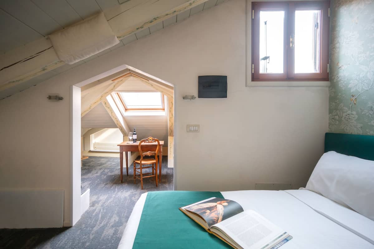 Chambre Double Deluxe, salle de bains attenante (Mansarda) | 2 chambres, literie de qualité supérieure, couette en duvet d'oie