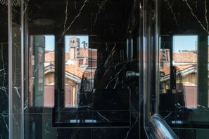 Duplex presidencial, terraço, em edifício anexo | Banheiro | Chuveiro, produtos de toalete biodegradáveis, secador de cabelo 