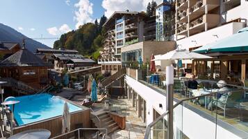 Indoor pool, 2 outdoor pools, pool loungers