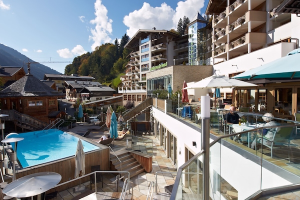 Kolam renang tertutup, 2 kolam renang terbuka, kerusi lepak pantai