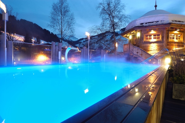 Innenpool, 2 Außenpools, Liegestühle