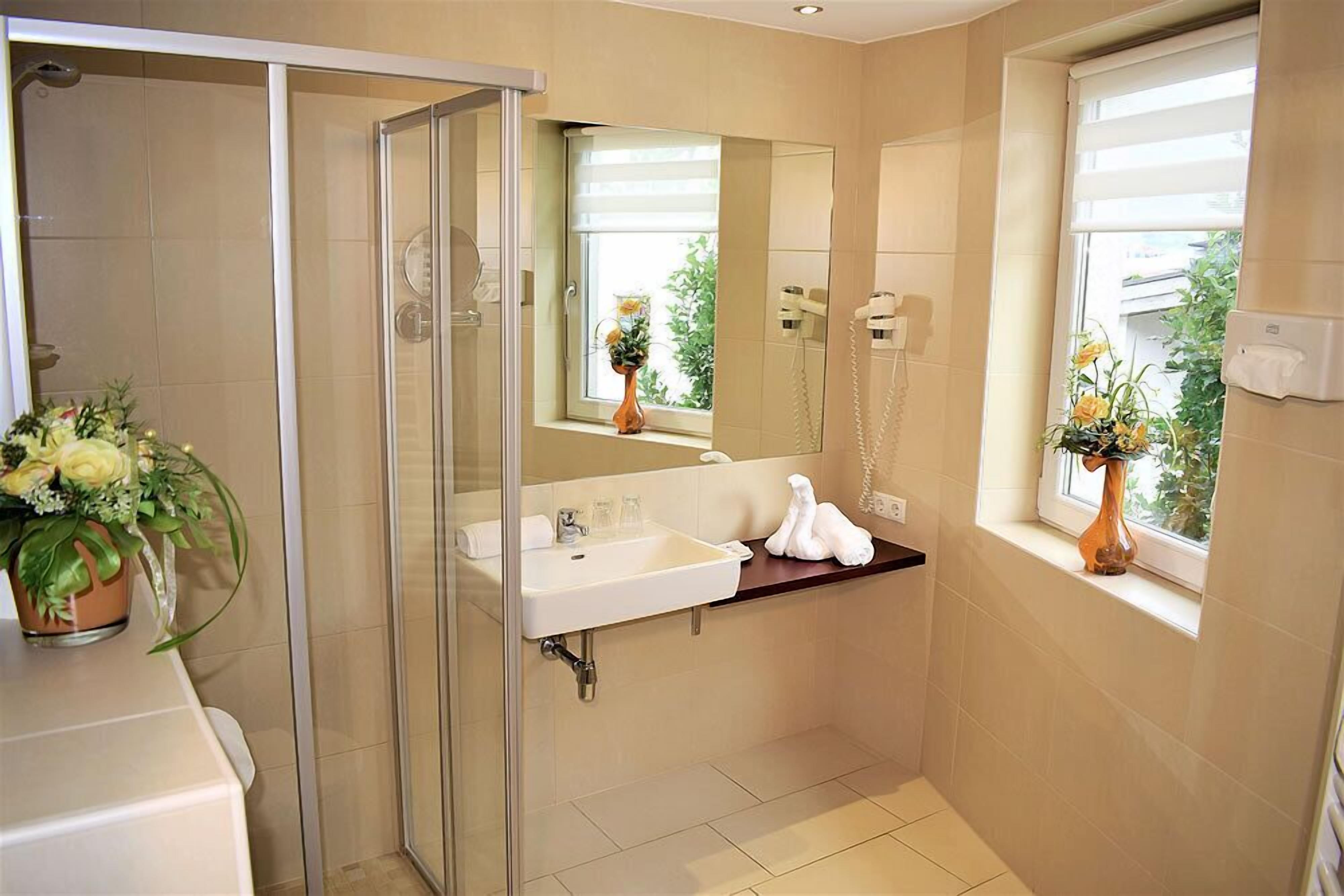 Articles de toilette gratuits, sèche-cheveux, serviettes fournies