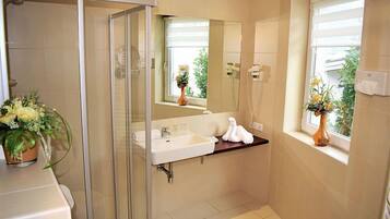 Articles de toilette gratuits, sĂšche-cheveux, serviettes fournies