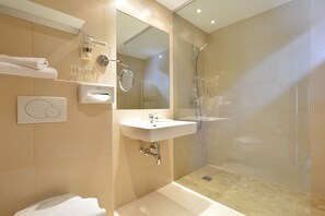 Triple Room, Balcony | Bathroom | Free toiletries, hair dryer, towels - Malerhaus (Fuegen)
