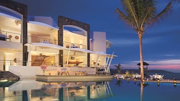 5 restaurants, lunch, dinner served; seafood