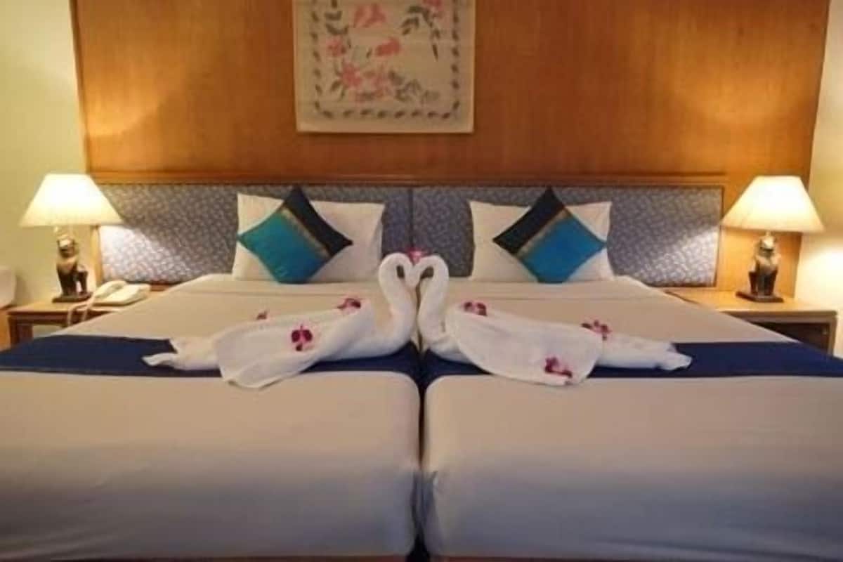 Deluxe Room | Minibar, in-room safe, blackout curtains, rollaway beds