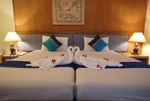 Deluxe Room | Minibar, in-room safe, blackout curtains, rollaway beds - Silom Avenue Inn (Bangkok)