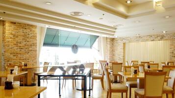 Breakfast, lunch and dinner served