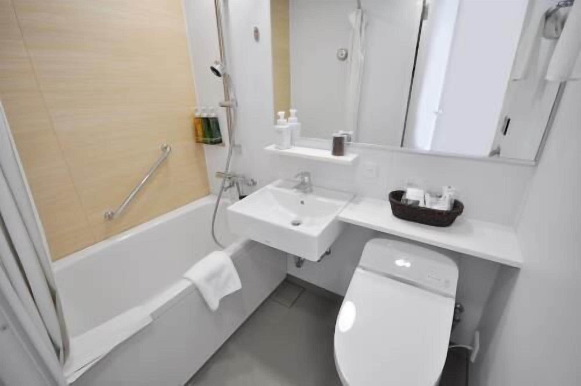 combined shower/bathtub, free toiletries, hair dryer, slippers