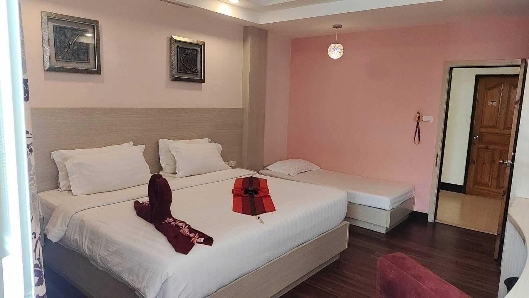 Deluxe Family Room | Camas Select Comfort, frigobar, escrivaninha