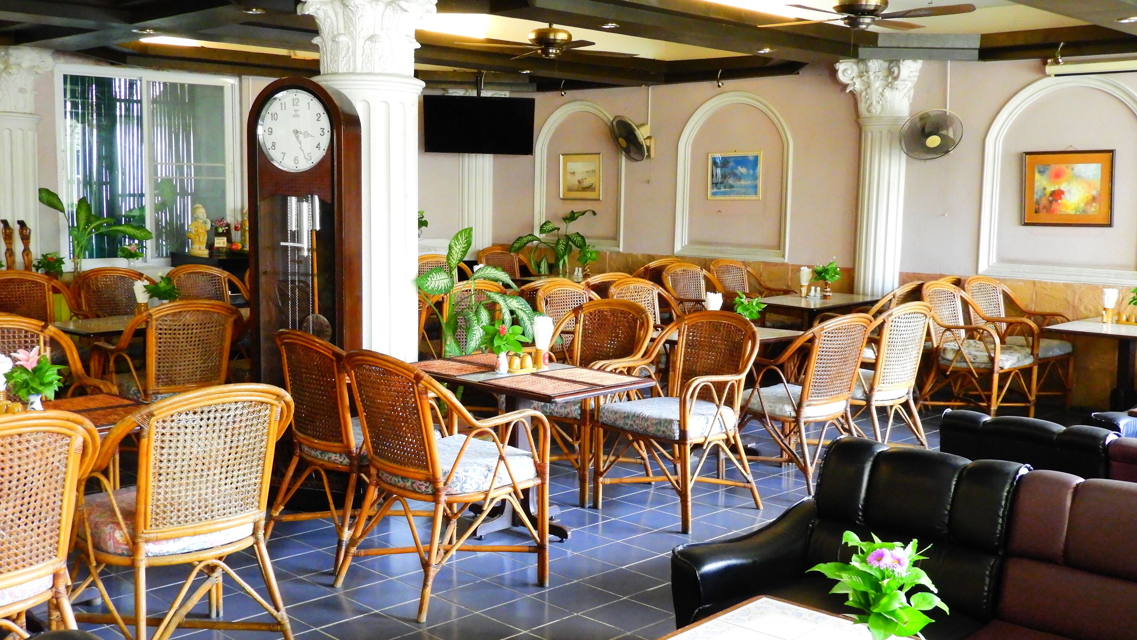 Breakfast, lunch, dinner served; international cuisine 