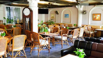 Breakfast, lunch, dinner served; international cuisine