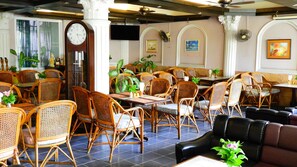 Se sirven desayunos, almuerzos y cenas; cocina internacional