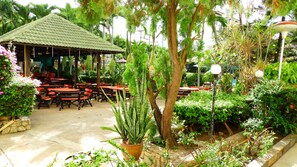 Poolside bar - Romeo Palace (Pattaya)