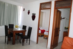 ファミリー バンガロー | ピロートップベッド、WiFi (無料)、ベッドシーツ