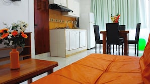 A compact living space with a kitchenette, a dining area, and a sofa. - Hotel Victoria Zihuatanejo (Zihuatanejo)