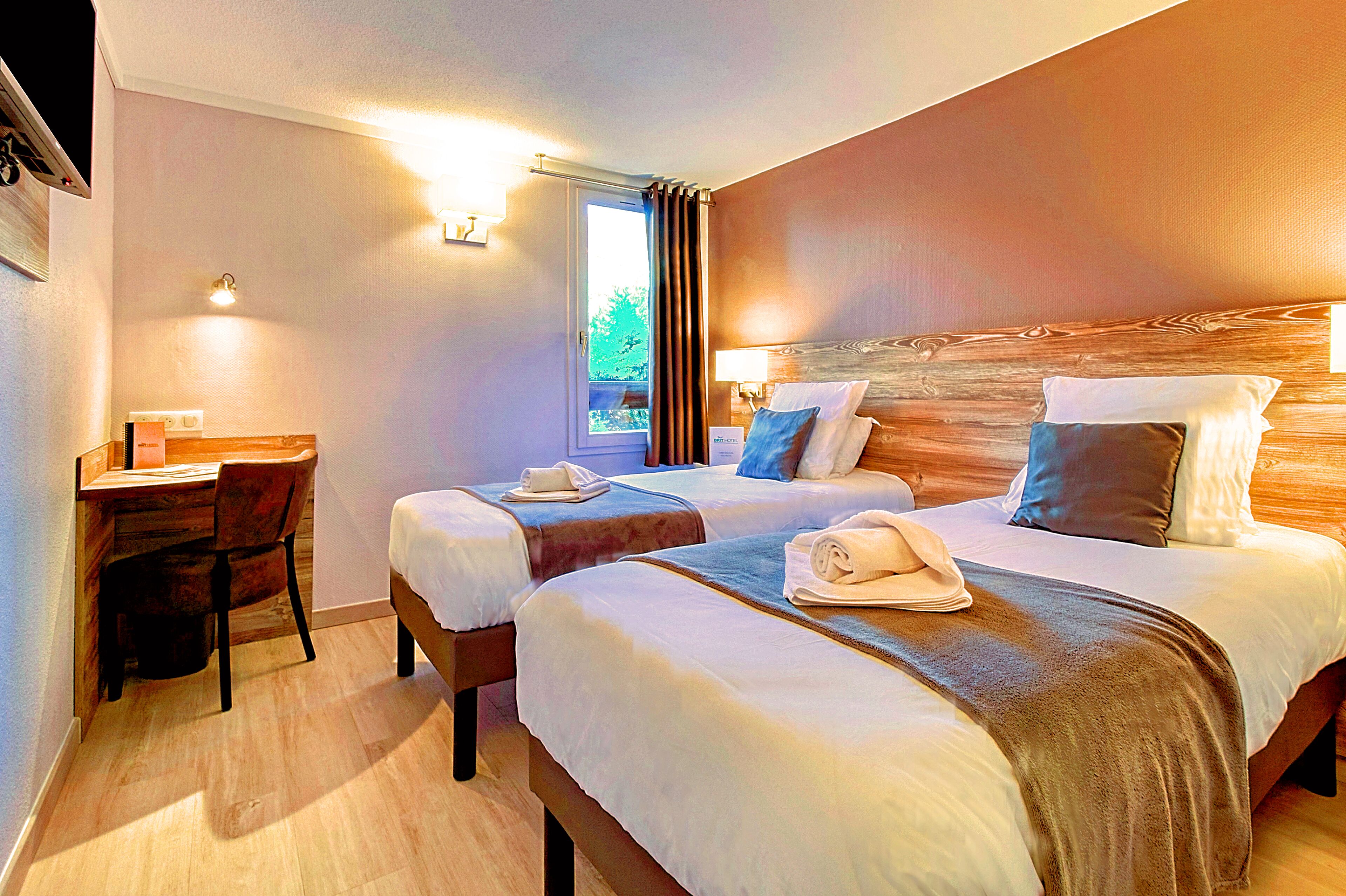 twin room | 1 bedroom, premium bedding, memory-foam beds, desk