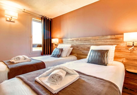 Chambre Twin | Literie de qualité supérieure, matelas mémoire de forme, bureau. Brit Hotel Confort Pau Lons