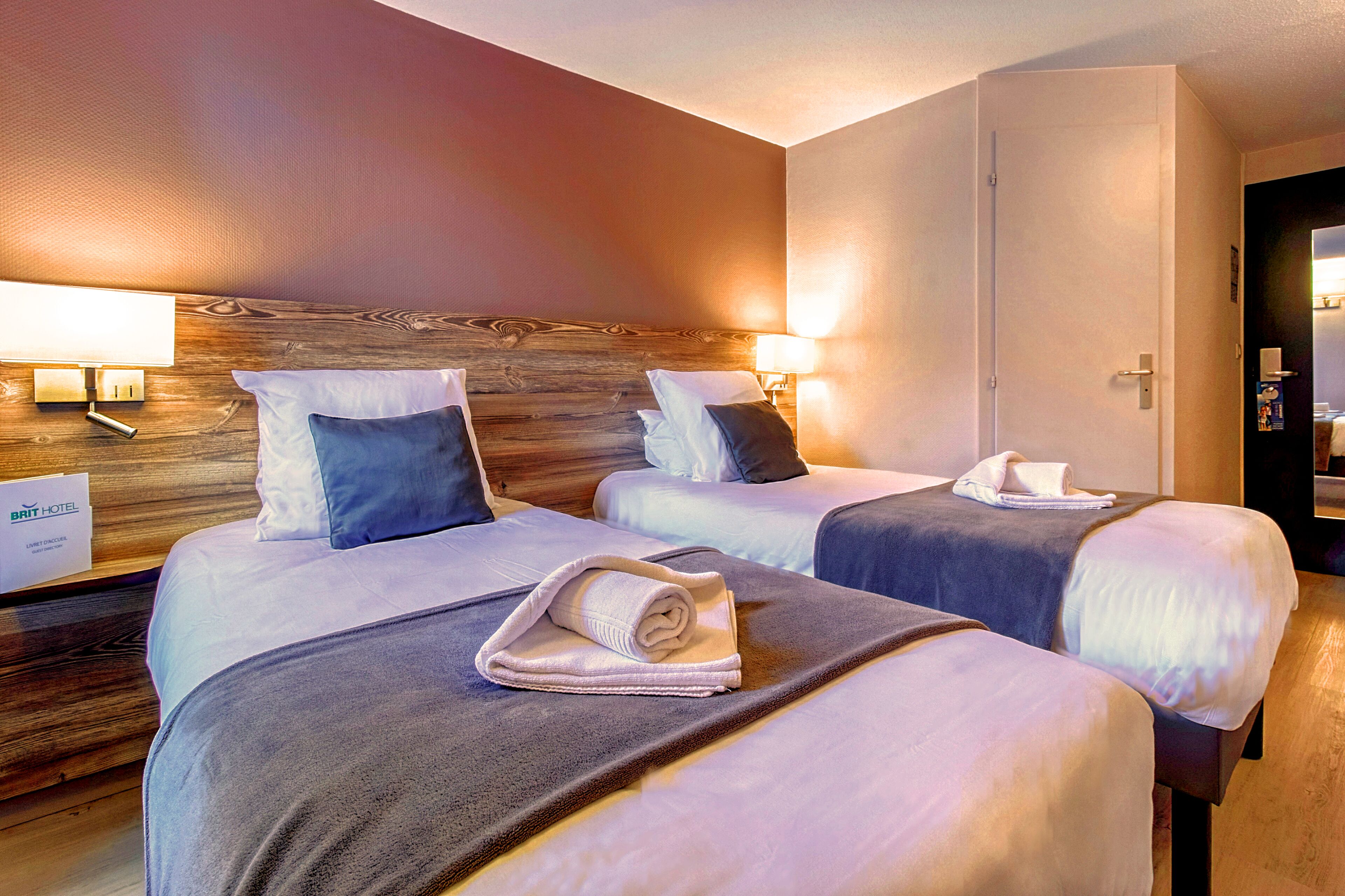 twin room | 1 bedroom, premium bedding, memory-foam beds, desk