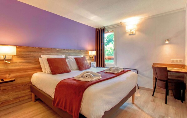 Dobbeltrom, 1 kingsize-seng | Sengetøy av topp kvalitet, memory foam-senger og skrivebord