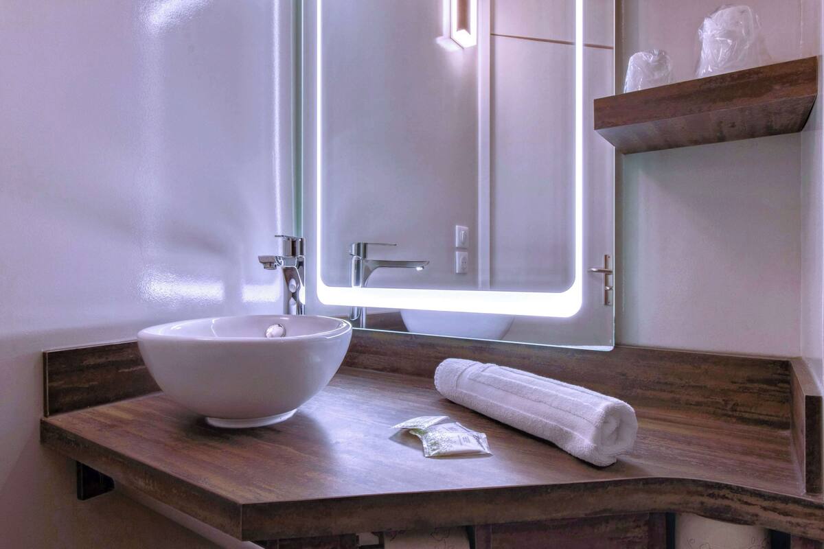 triple room | bathroom | shower, rainfall showerhead, eco-friendly toiletries, hair dryer