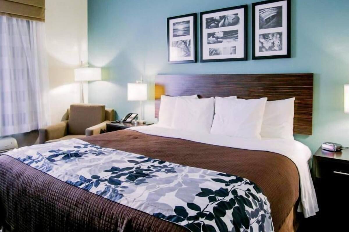 Premium bedding, down duvets, pillow-top beds, desk