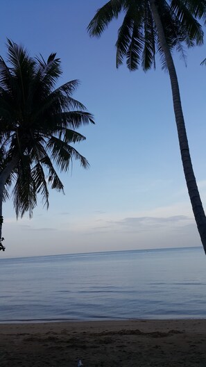 On the beach, beach towels - The Now Hotel (Pattaya)
