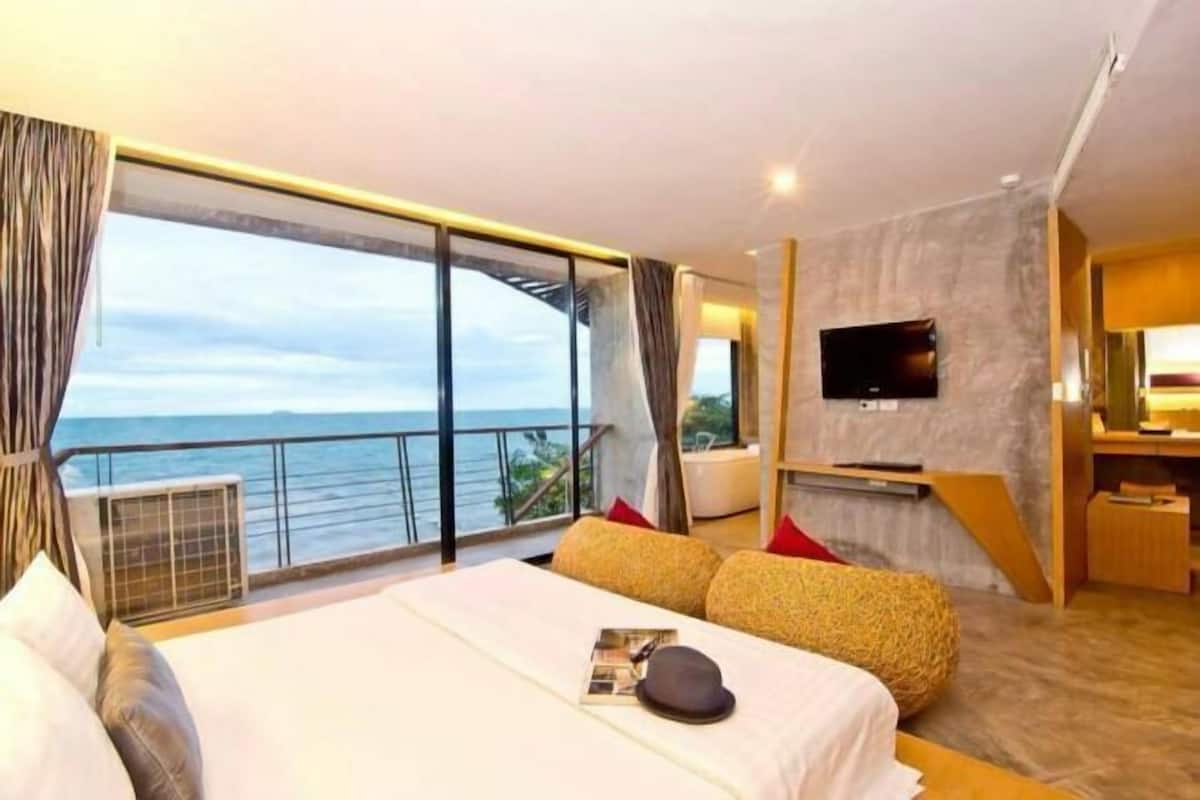 Minibar con snack e bevande gratuite, cassaforte in camera
