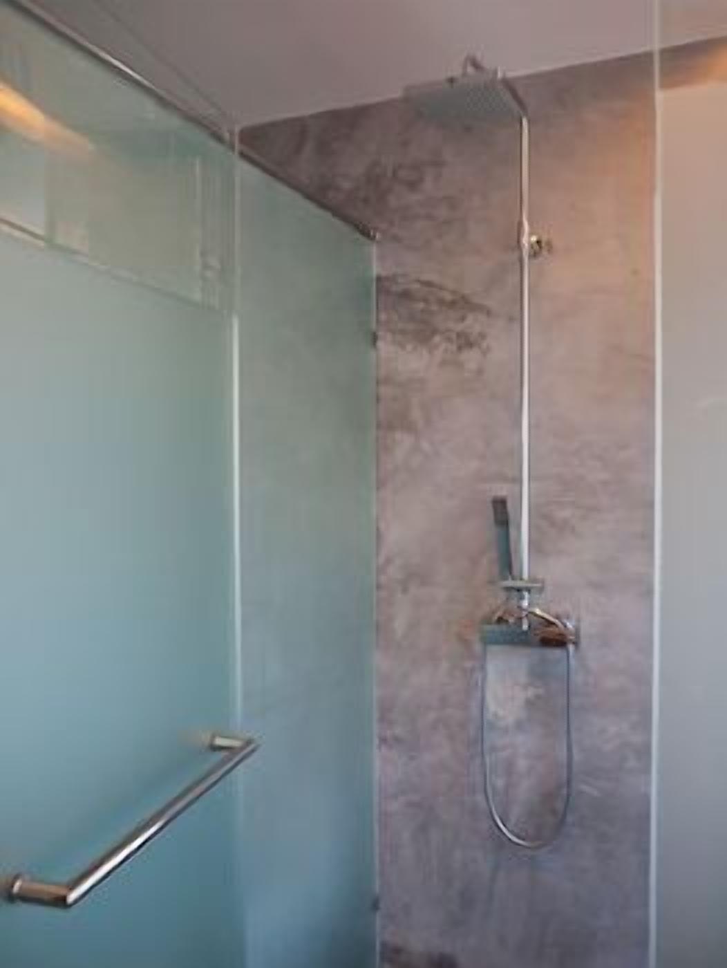 Bathroom | Combined shower/tub, rainfall showerhead, free toiletries, hair dryer